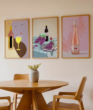 Modernes Kunstwerk mit Flaschen und Getränken auf Holzhintergrund