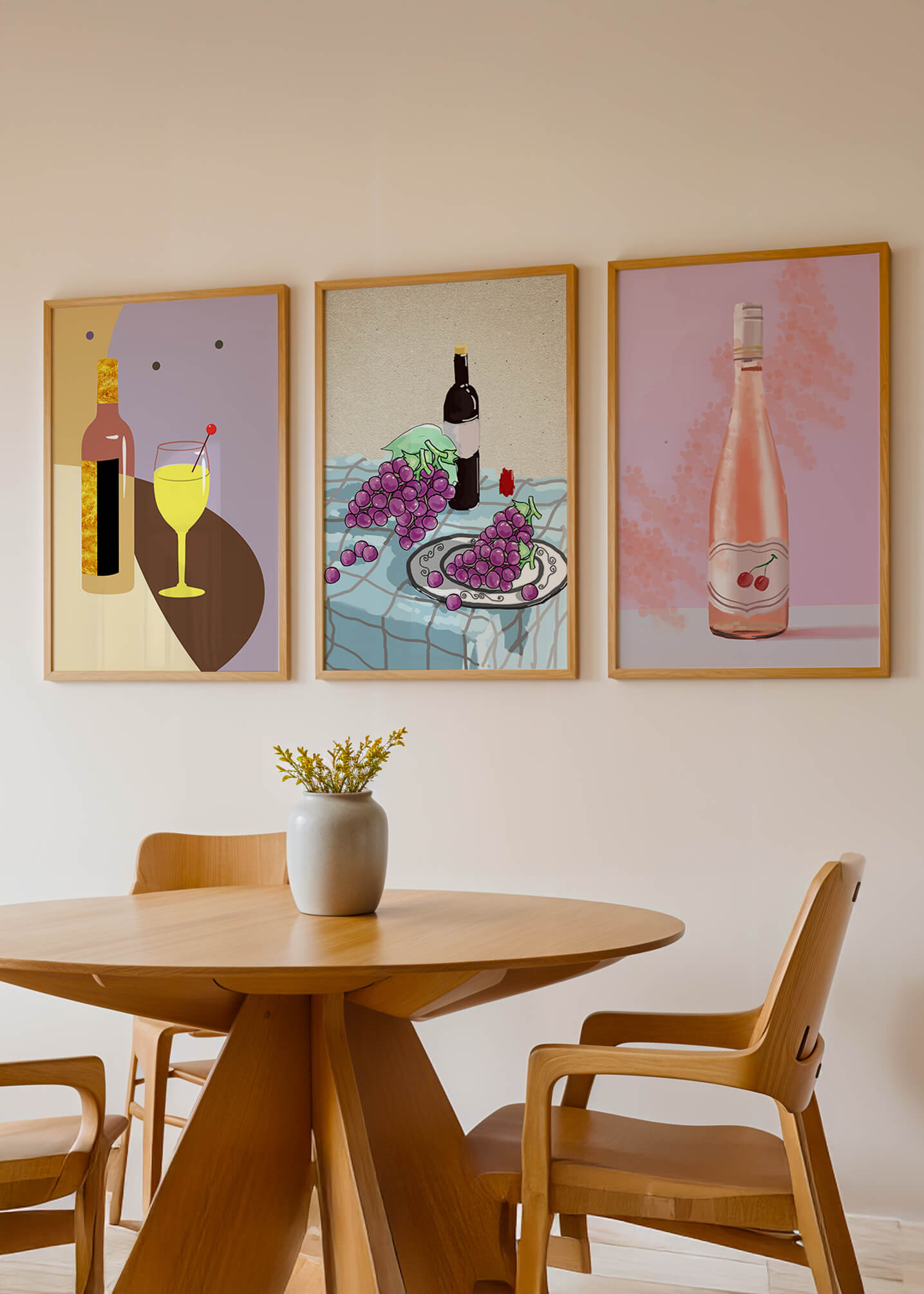 Modernes Kunstwerk mit Flaschen und Getränken auf Holzhintergrund