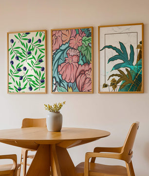 Impressions florales et tropicales sans cadre dans un salon moderne