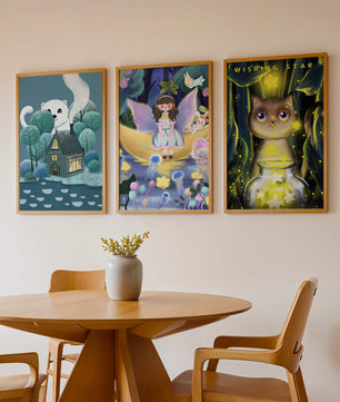 Mur avec trois tableaux artistiques sans cadre dans un environnement lumineux