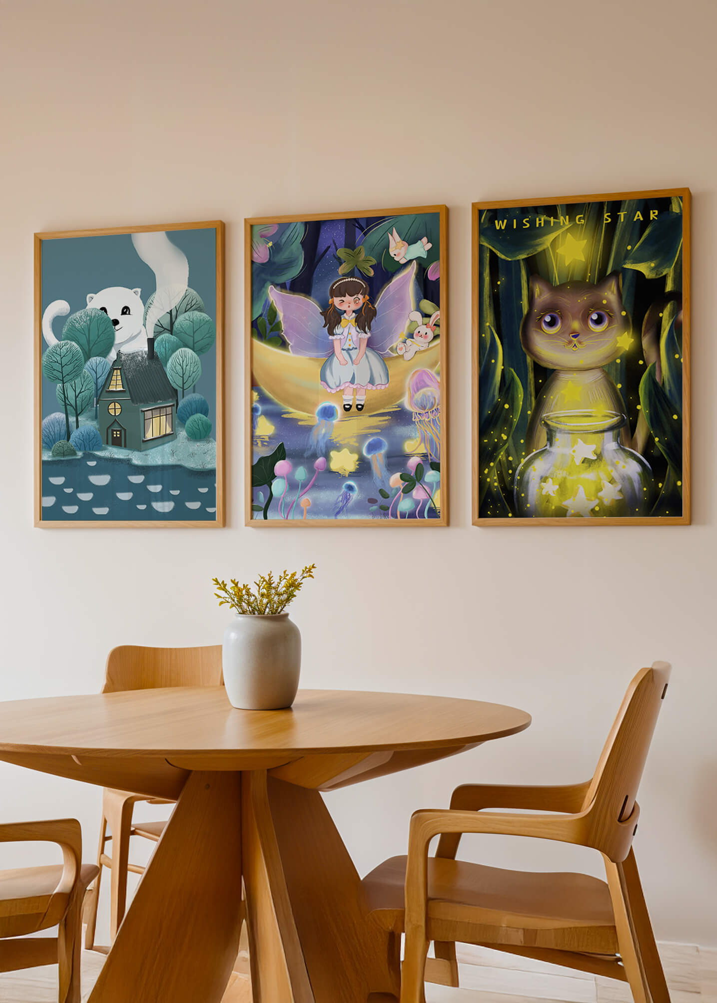 Mur avec trois tableaux artistiques sans cadre dans un environnement lumineux