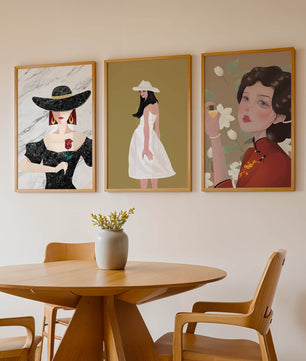 Pared Con Tres Lienzos de Mujeres en Sombreros Sin Marco