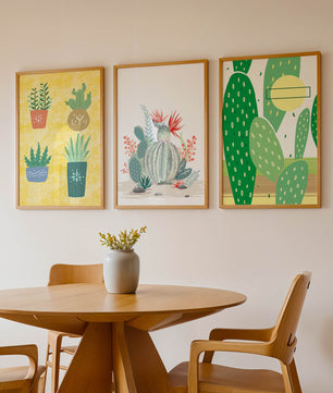 Conjunto de Ilustraciones de Cactus en Marcos de Madera en Pared Clara