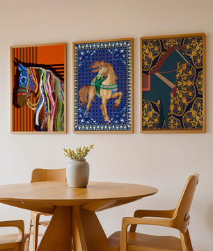 Mur avec trois tableaux de chevaux aux motifs colorés sans cadre