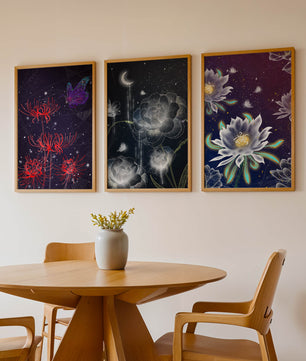 Pared Decorada con Conjunto de Tres Lienzos de Flores y Elementos Naturales