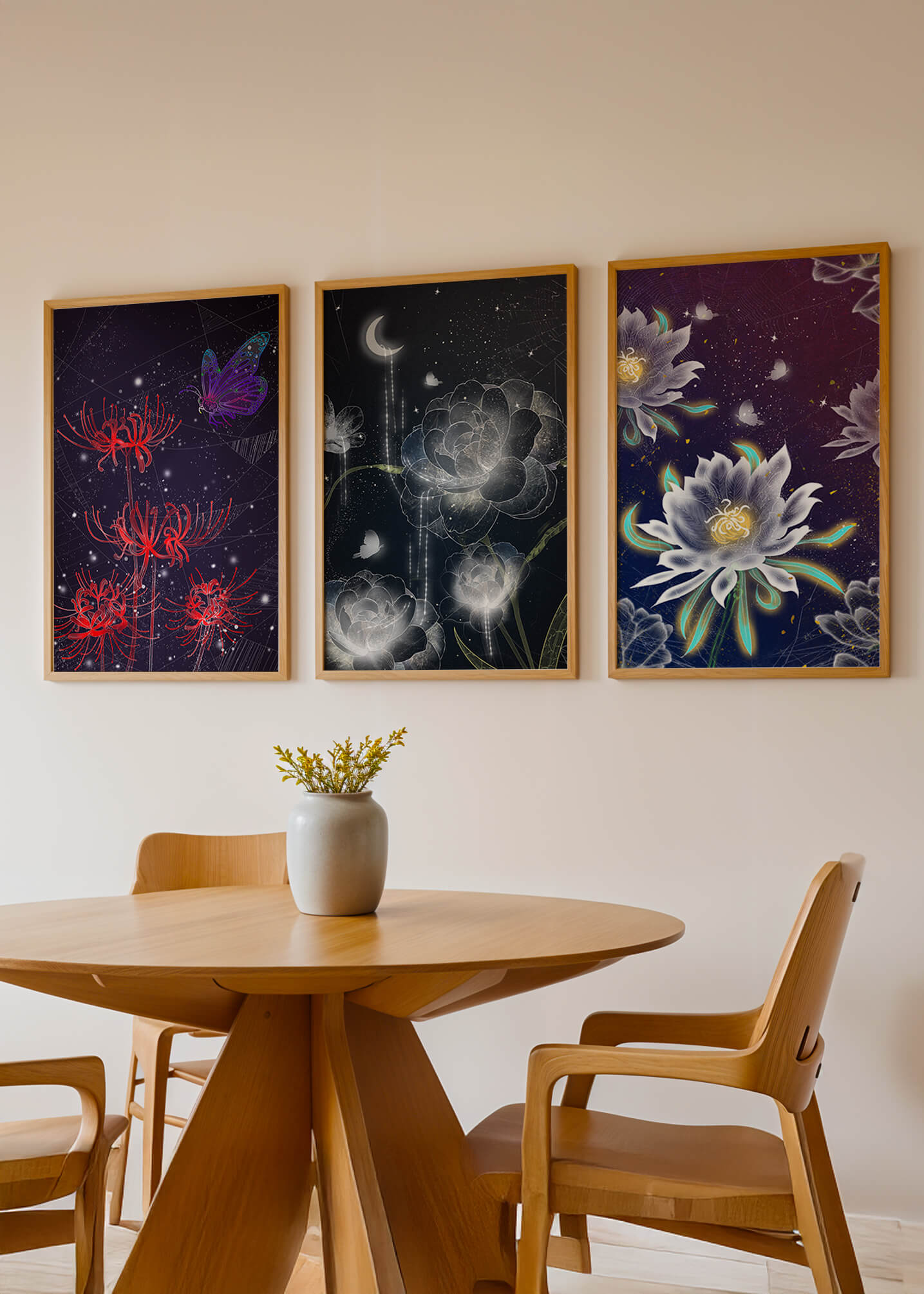 Pared Decorada con Conjunto de Tres Lienzos de Flores y Elementos Naturales