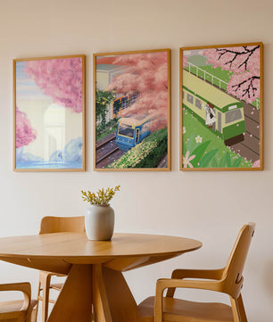 Ensemble de trois tableaux avec des paysages de cerisiers et des trains