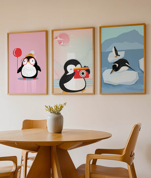 Ensemble de trois dessins de pingouins au style ludique et aux couleurs pastel