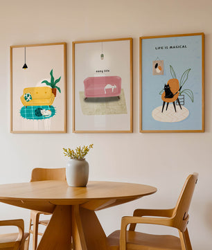 Imágenes minimalistas de gatos y muebles en marcos de madera