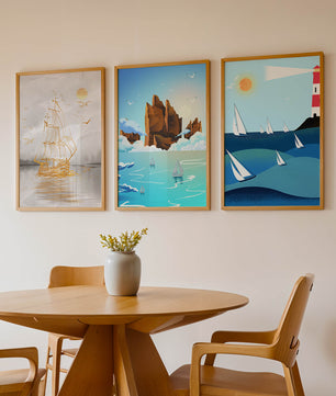 Triptyque de paysages marins avec bateaux et phare