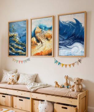 Ensemble de peintures abstraites dans des tons bleus et dorés