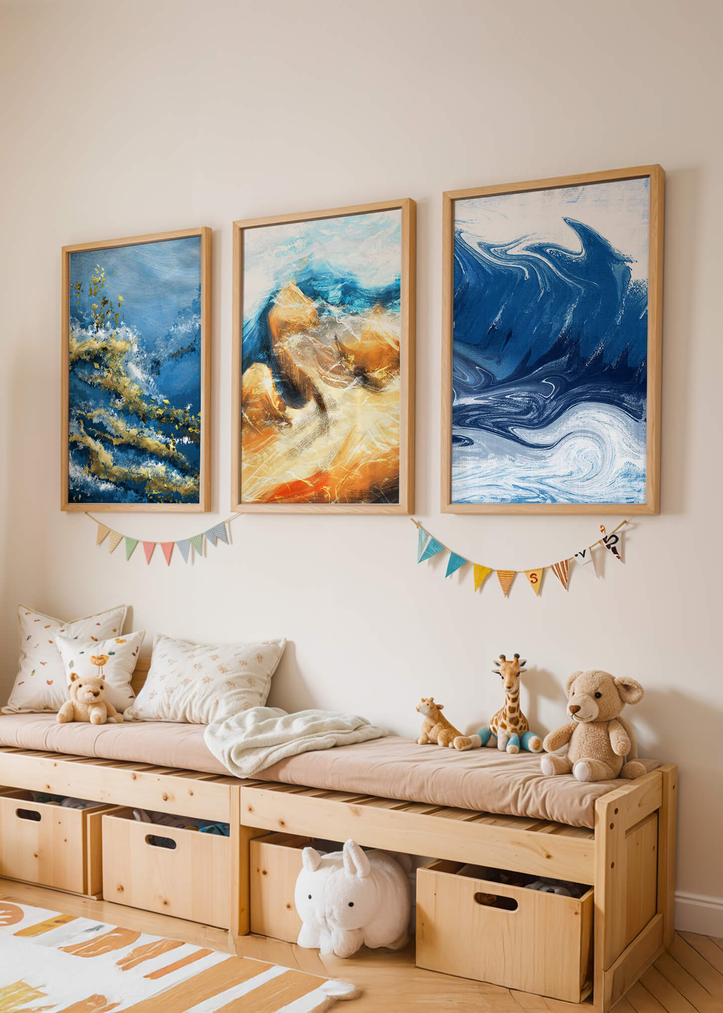 Ensemble de peintures abstraites dans des tons bleus et dorés