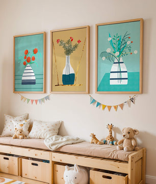 Conjunto de Tres Imágenes de Jarrones con Flores en Colores Pastel y Fondo Neutro