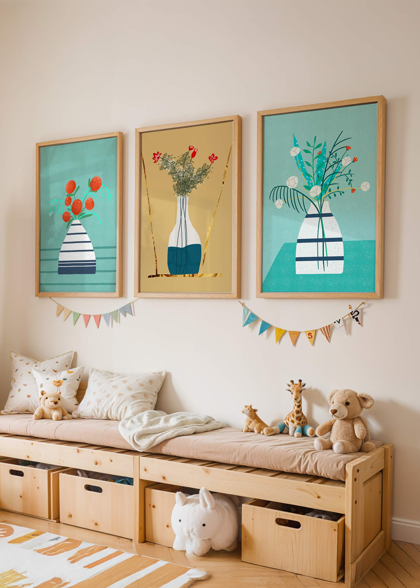 Conjunto de Tres Imágenes de Jarrones con Flores en Colores Pastel y Fondo Neutro