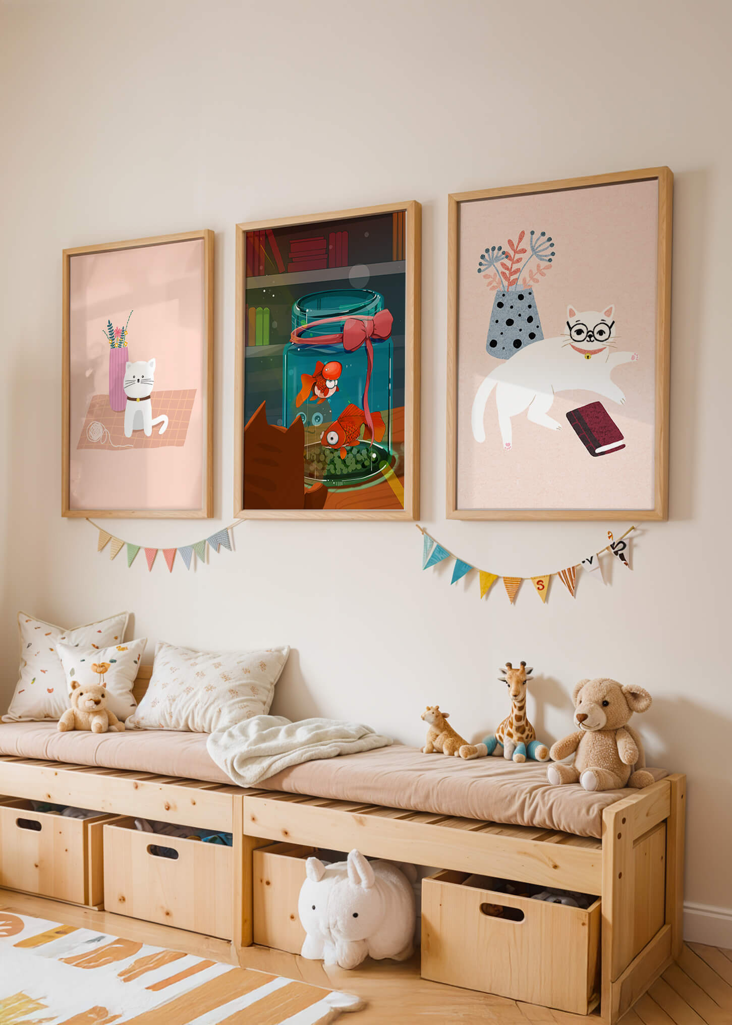 Ensemble de tableaux modernes avec des chats et un aquarium