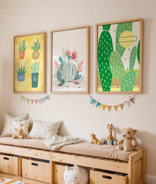 Conjunto de Ilustraciones de Cactus en Marcos de Madera en Pared Clara