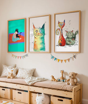 Ensemble d’illustrations colorées de chats avec un cadre en bois clair