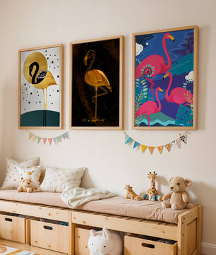 Triptyque de flamants roses avec détails dorés et design moderne