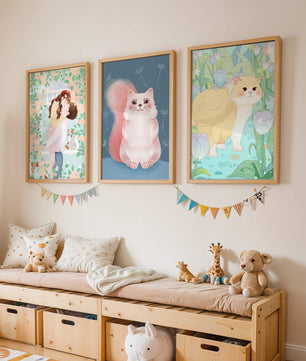 Ensemble de trois tableaux avec des chats et un design floral dans des tons pastel