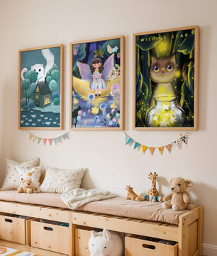 Mur avec trois tableaux artistiques sans cadre dans un environnement lumineux