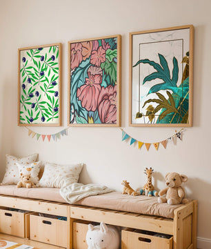 Impressions florales et tropicales sans cadre dans un salon moderne
