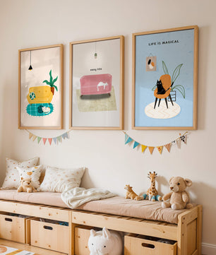 Imágenes minimalistas de gatos y muebles en marcos de madera