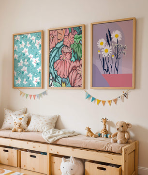 Pared Con Tres Cuadros de Flores de Colores en Estilo Moderno