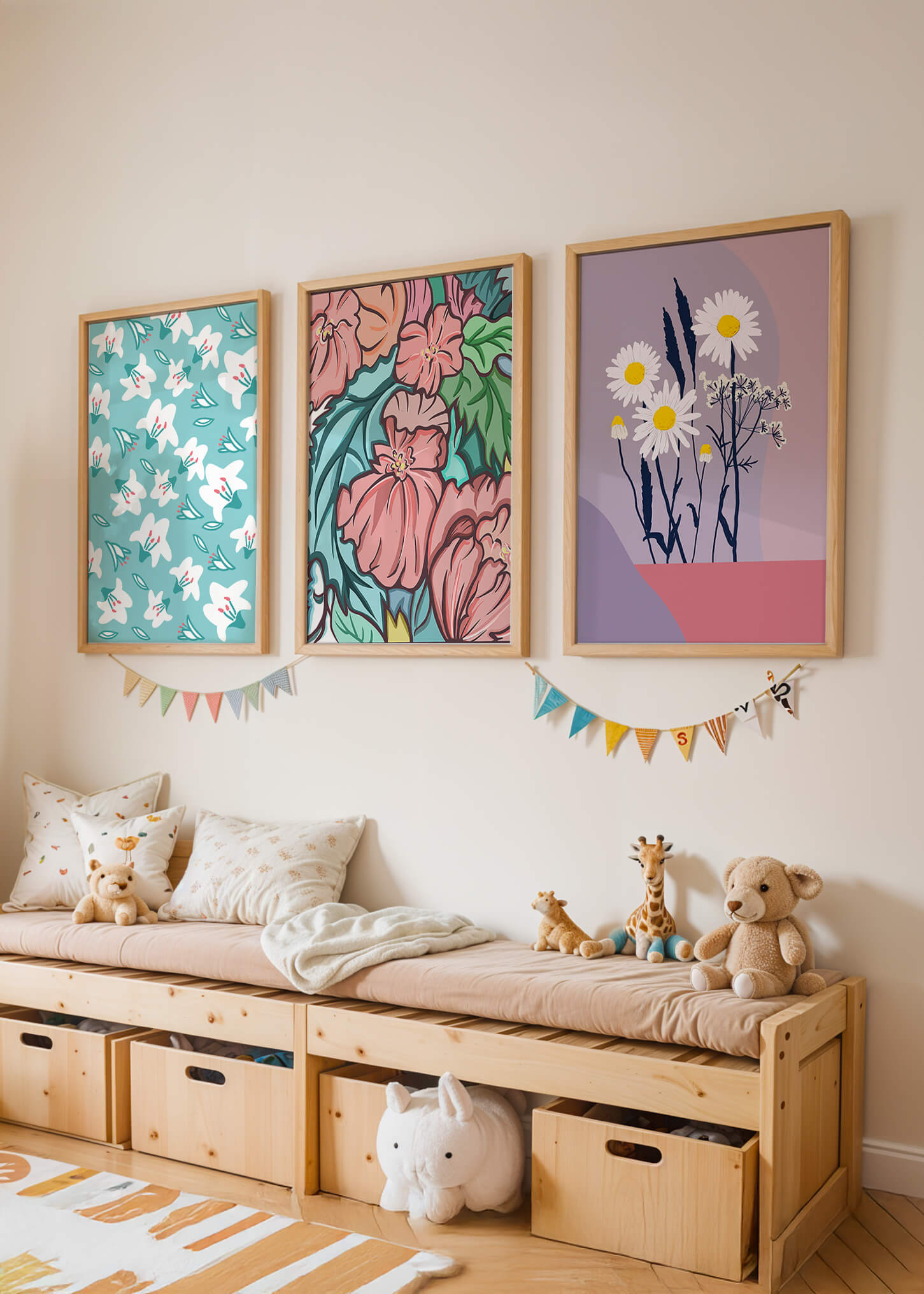 Mur avec trois tableaux de fleurs colorées dans un style moderne