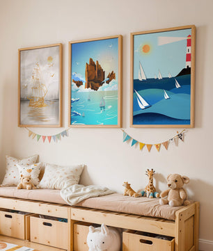 Triptyque de paysages marins avec bateaux et phare