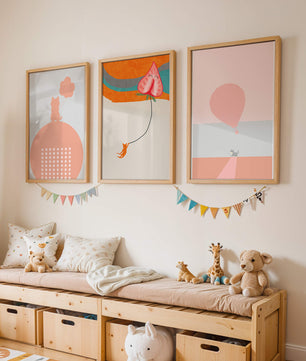 Triptyque d’art minimaliste avec des chats et des ballons
