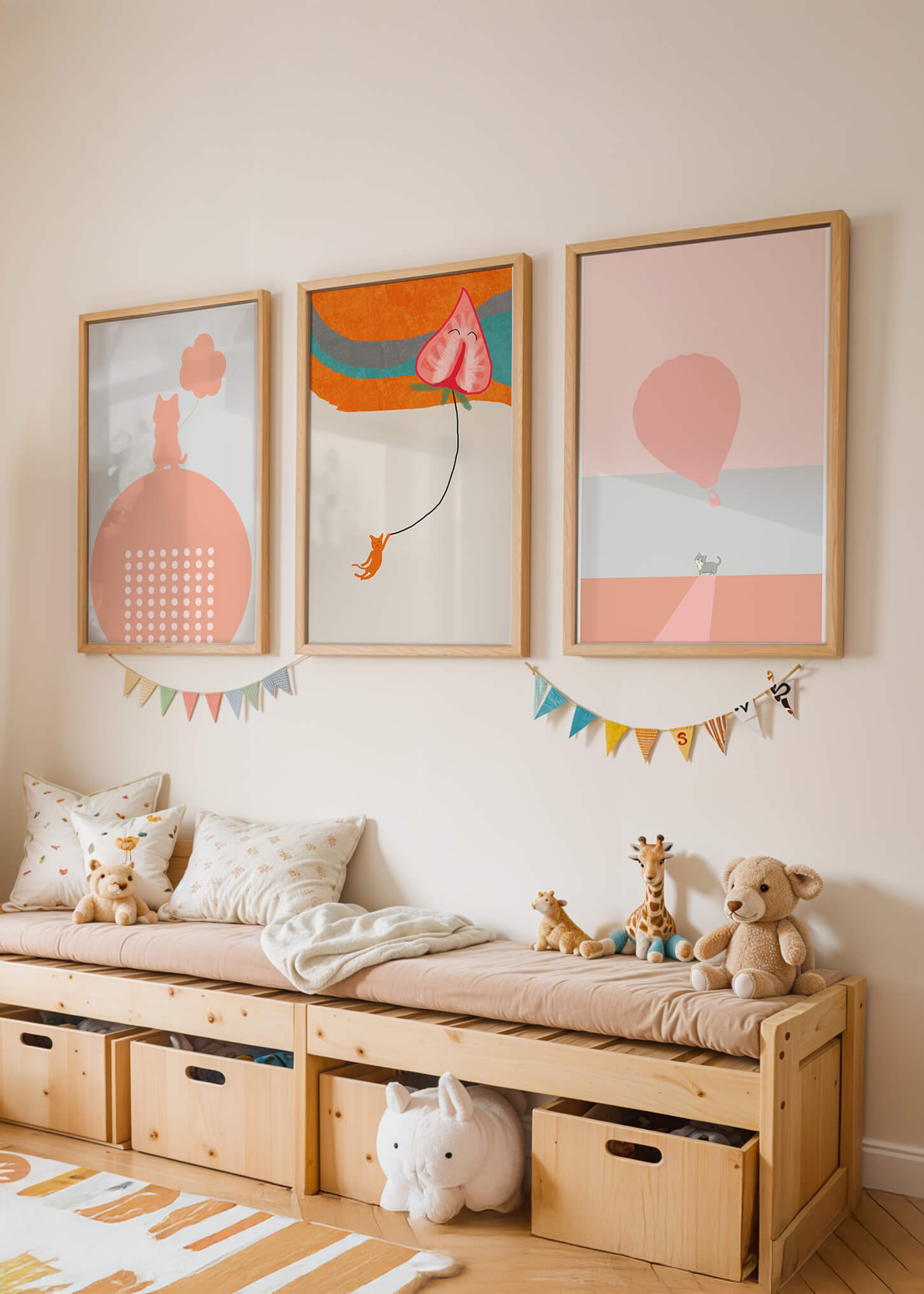 Triptyque d’art minimaliste avec des chats et des ballons