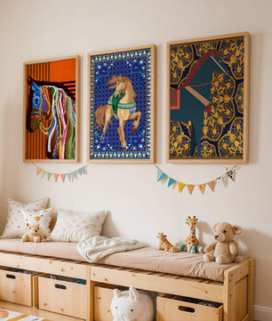 Mur avec trois tableaux de chevaux aux motifs colorés sans cadre