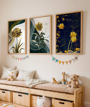 Ensemble d’Impressions de Fleurs Dorées et Vert Foncé sur Mur en Bois