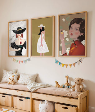 Pared Con Tres Lienzos de Mujeres en Sombreros Sin Marco