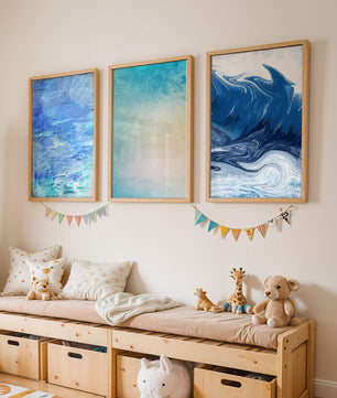 Décoration moderne avec triptyque d'art abstrait dans les tons bleus et beige