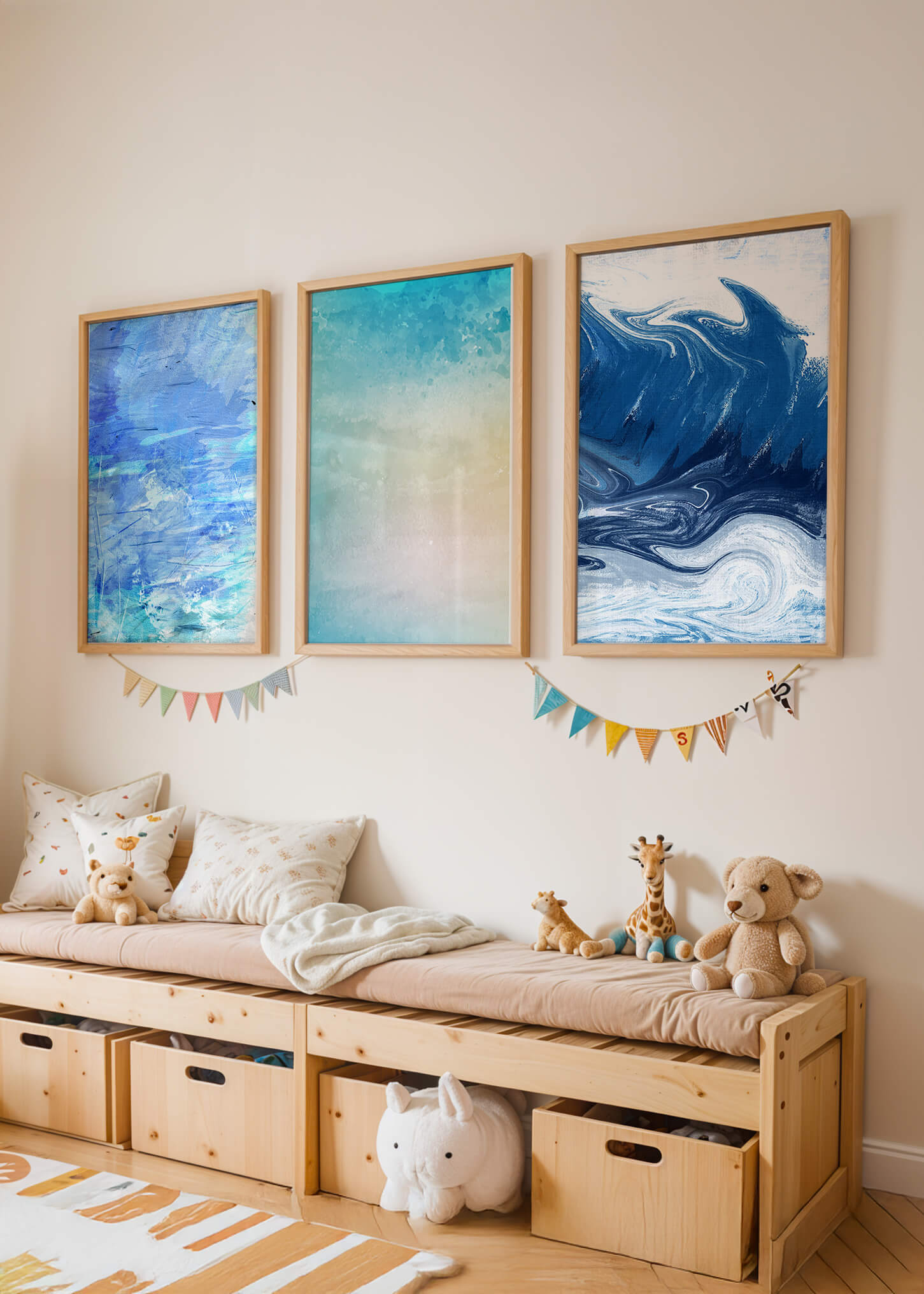 Décoration moderne avec triptyque d'art abstrait dans les tons bleus et beige
