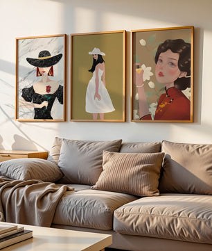 Pared Con Tres Lienzos de Mujeres en Sombreros Sin Marco