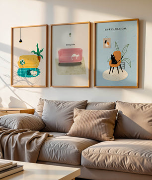 Imágenes minimalistas de gatos y muebles en marcos de madera