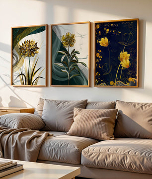 Ensemble d’Impressions de Fleurs Dorées et Vert Foncé sur Mur en Bois