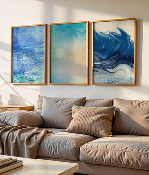 Décoration moderne avec triptyque d'art abstrait dans les tons bleus et beige