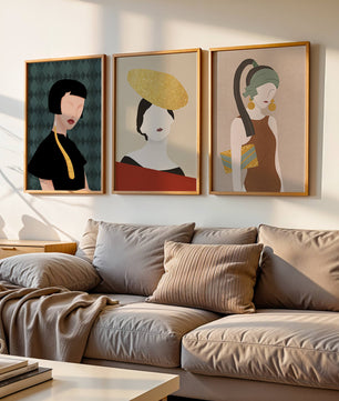 Trio de portraits modernes avec lignes douces et chapeaux exubérants
