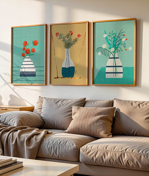 Conjunto de Tres Imágenes de Jarrones con Flores en Colores Pastel y Fondo Neutro