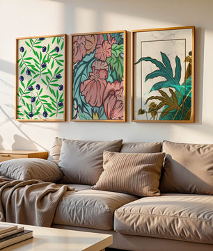 Impressions florales et tropicales sans cadre dans un salon moderne