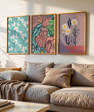 Pared Con Tres Cuadros de Flores de Colores en Estilo Moderno