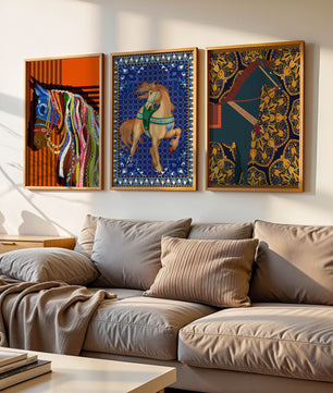 Mur avec trois tableaux de chevaux aux motifs colorés sans cadre