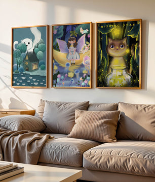 Mur avec trois tableaux artistiques sans cadre dans un environnement lumineux