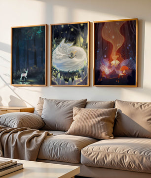 Ausstellung von Fantasie-Kunst mit mystischen Kreaturen in einer natürlichen Umgebung