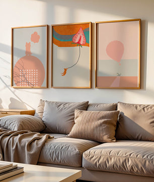 Triptyque d’art minimaliste avec des chats et des ballons