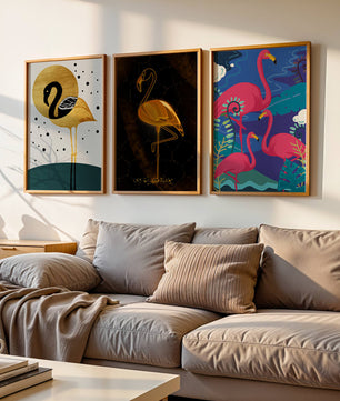 Triptyque de flamants roses avec détails dorés et design moderne